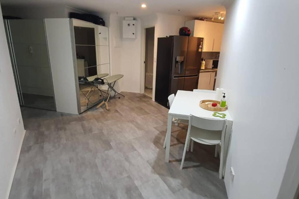 Dana-Spacious Private Room In Shared 2-Bedroom Apartment-1 堪培拉 外观 照片