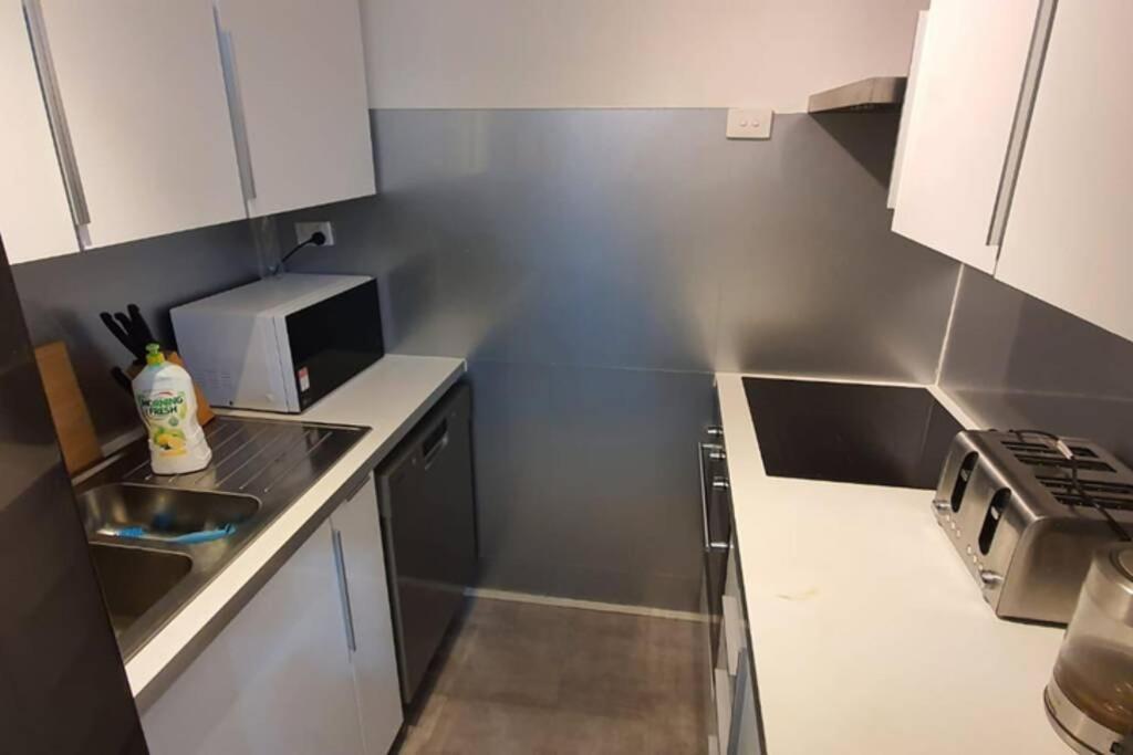 Dana-Spacious Private Room In Shared 2-Bedroom Apartment-1 堪培拉 外观 照片